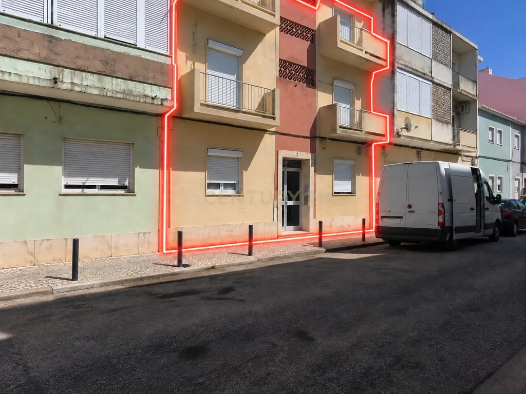 Prédio de 2 andares com quintal e anexos em Santo André, Barreiro - Image 1