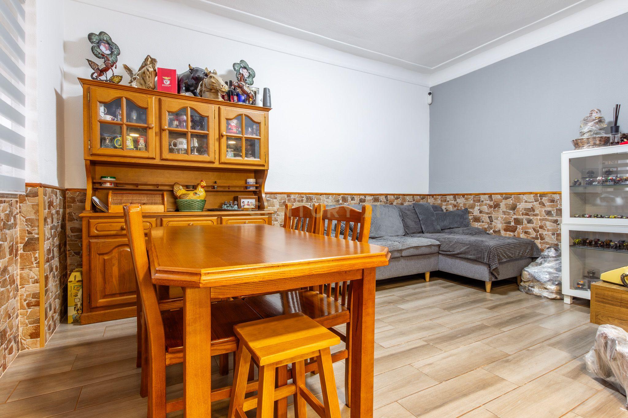 Fotografia 7 de Paio Pires - Apartamento de 4 assoalhadas remodelado, com quintal