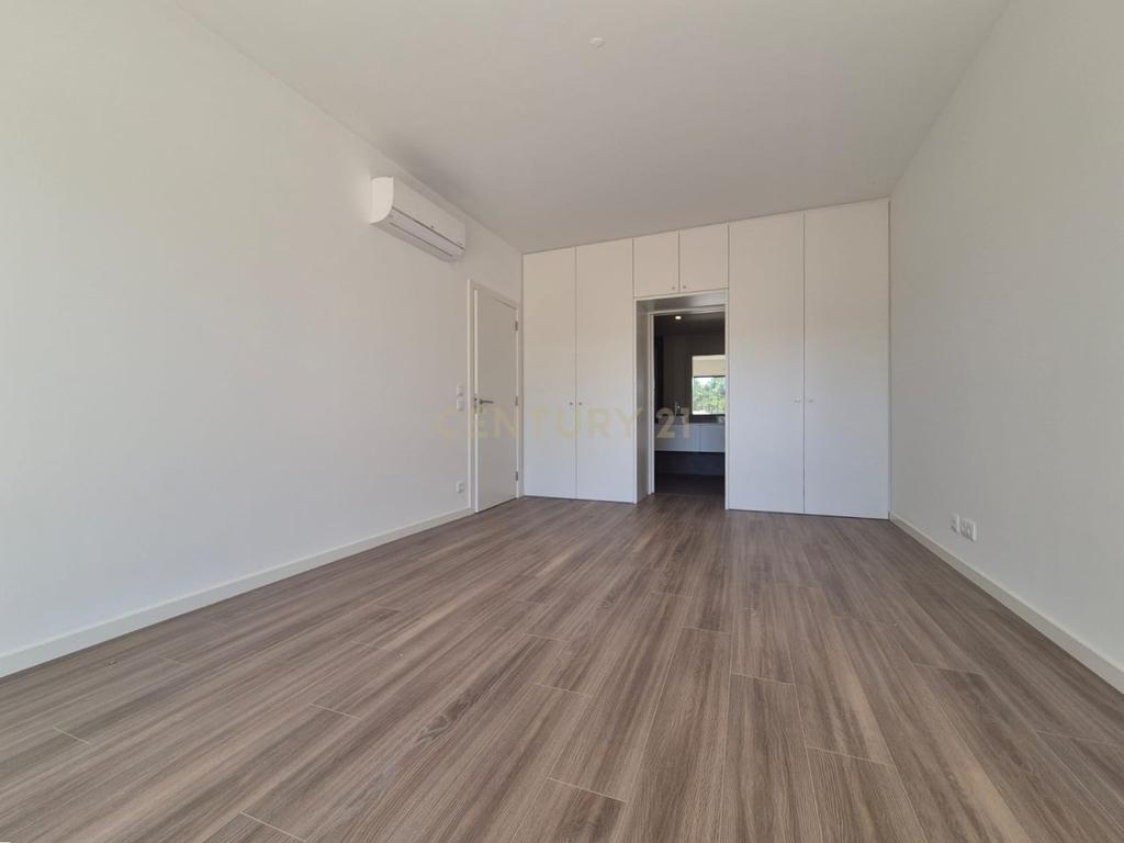 T2 novo, 2 generosas varandas, parqueamento e arrecadação, prédio de 2023 – Quinta do Pinhão, Verdizela - Image 11