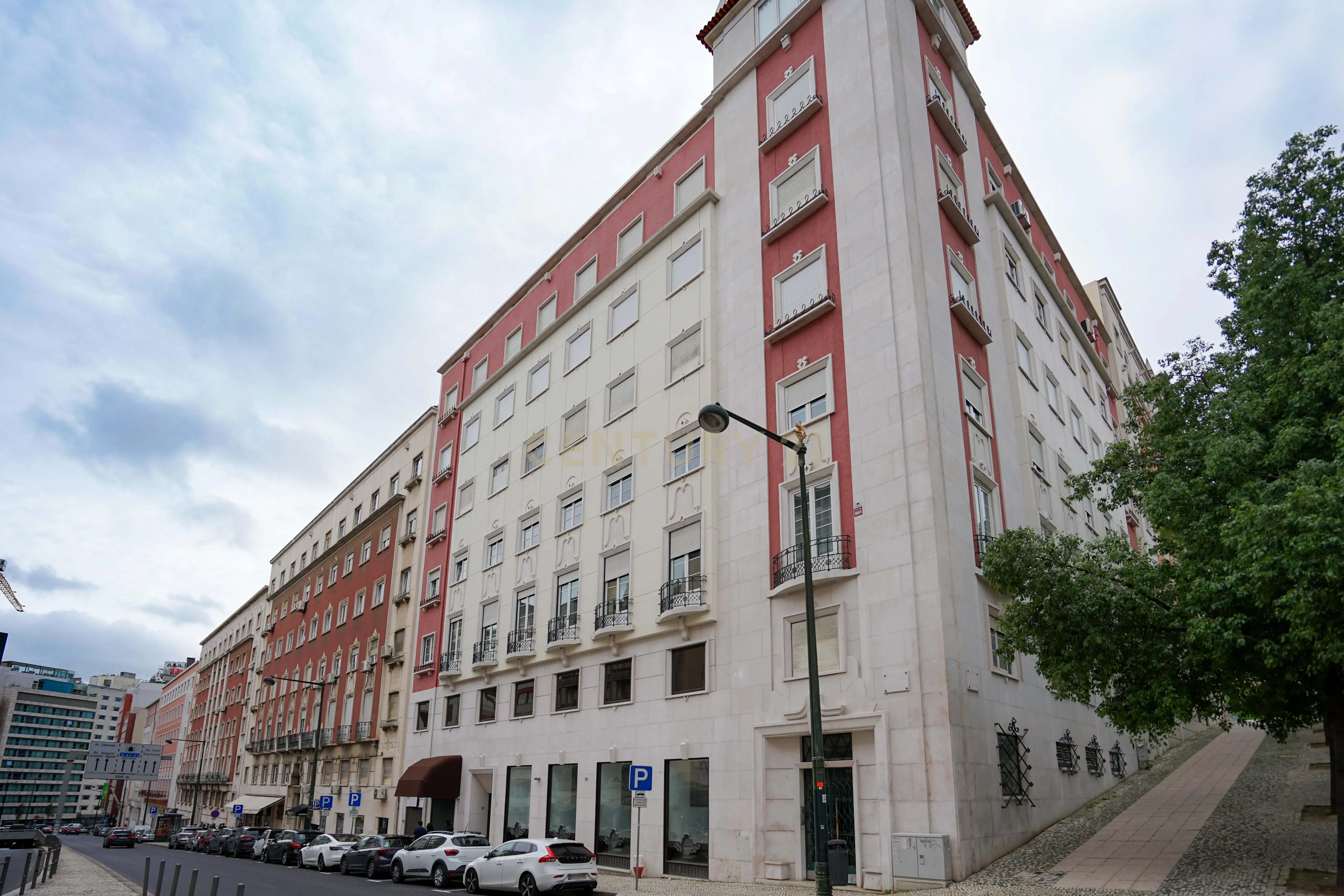 Apartamento T6 Avenida António Augusto de Aguiar - Image 1
