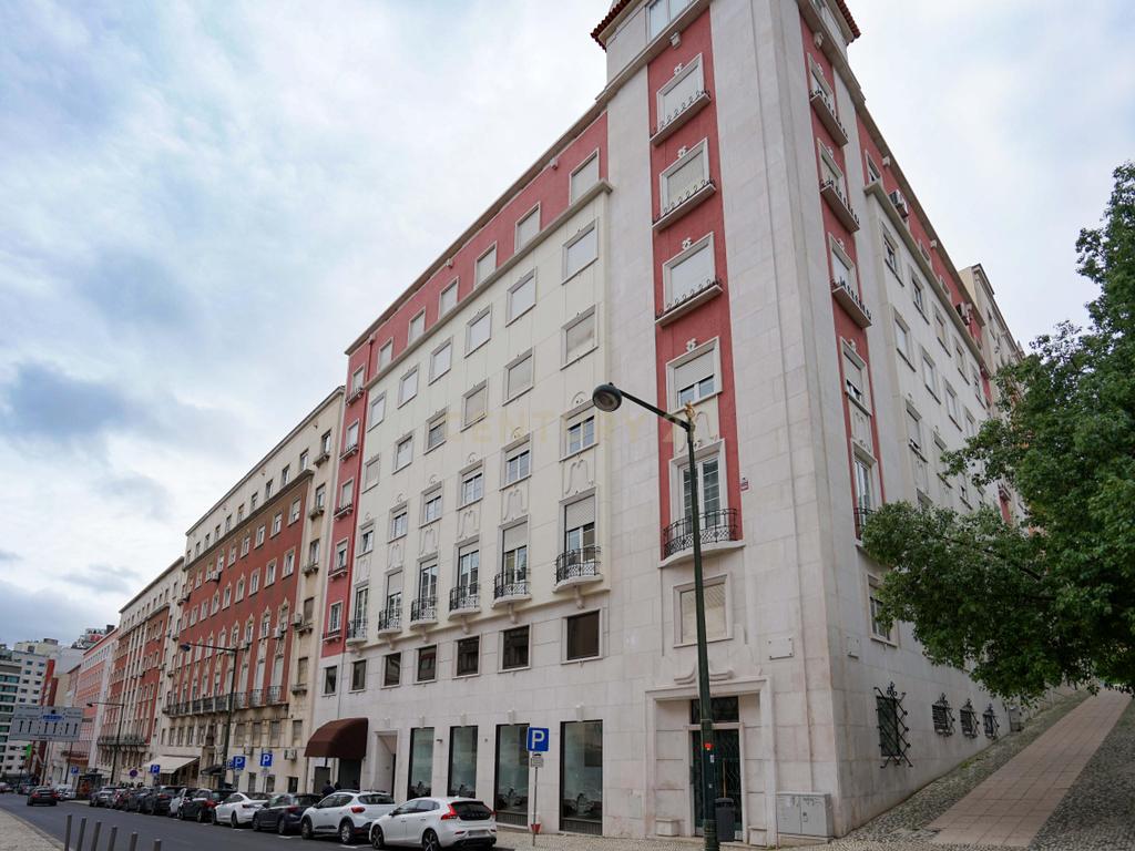 Apartamento T6 Avenida António Augusto de Aguiar - Image 1
