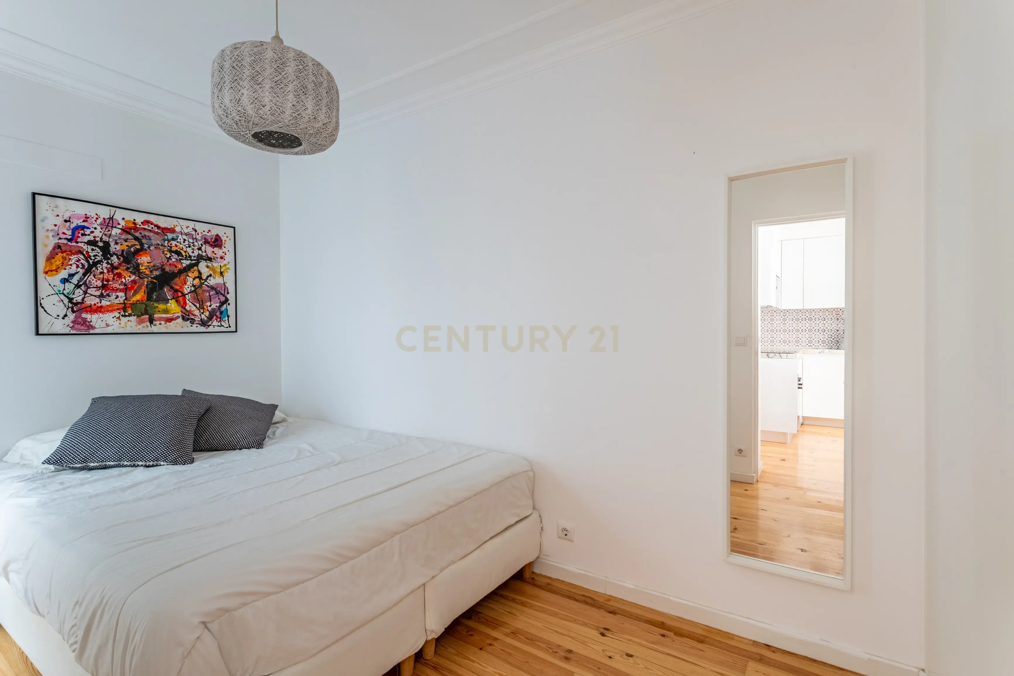 Apartamento T2 remodelado - Campo Mártires da Pátria - Image 11