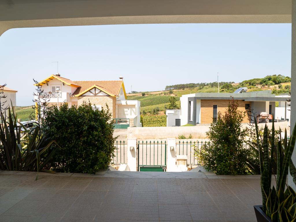 🏡 Moradia T5 como nova na Encarnação – Tranquilidade e vista desafogada! - Image 3