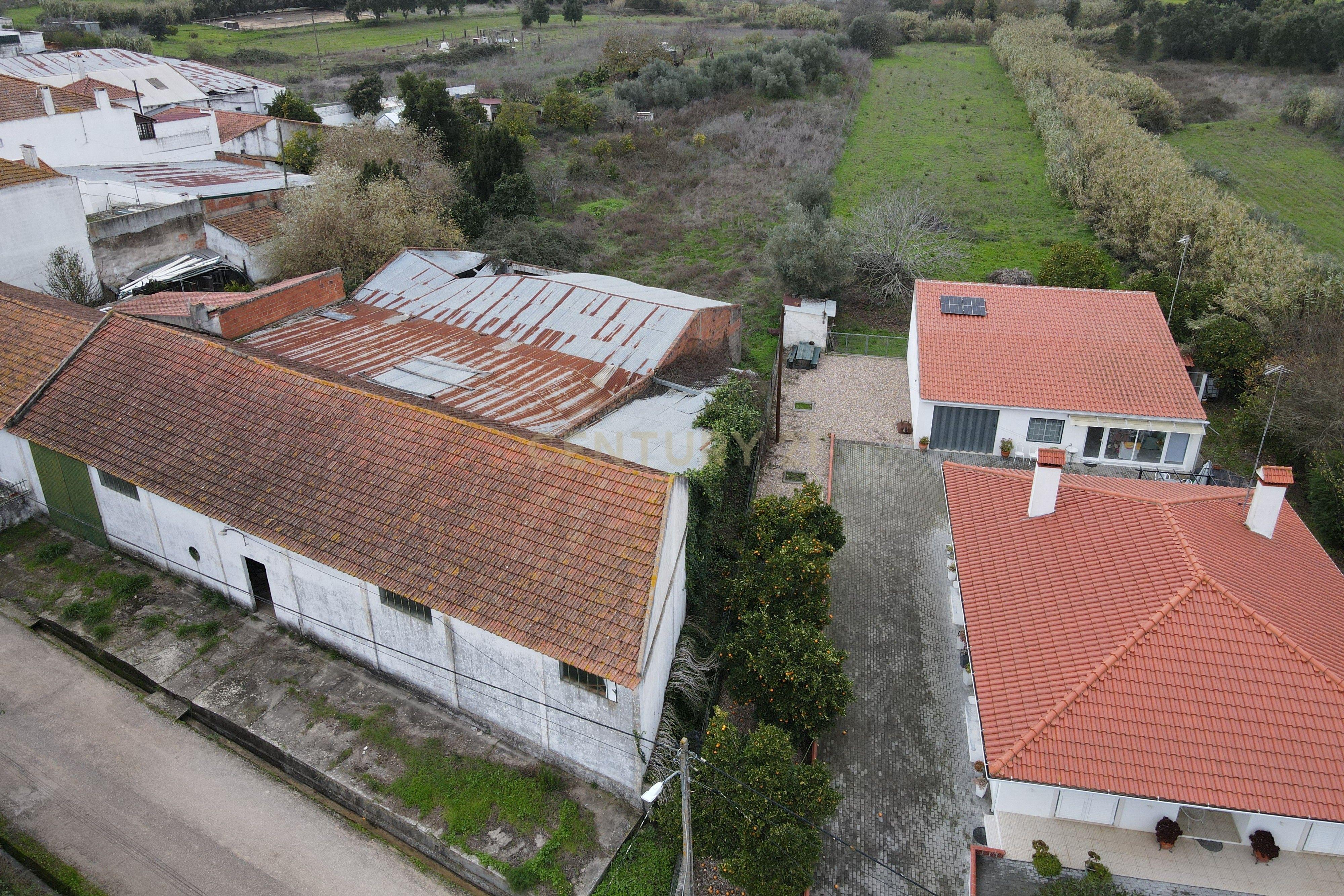 Fotografia 8 de Espaçoso Térreo com Garagem em Localização Privilegiada
