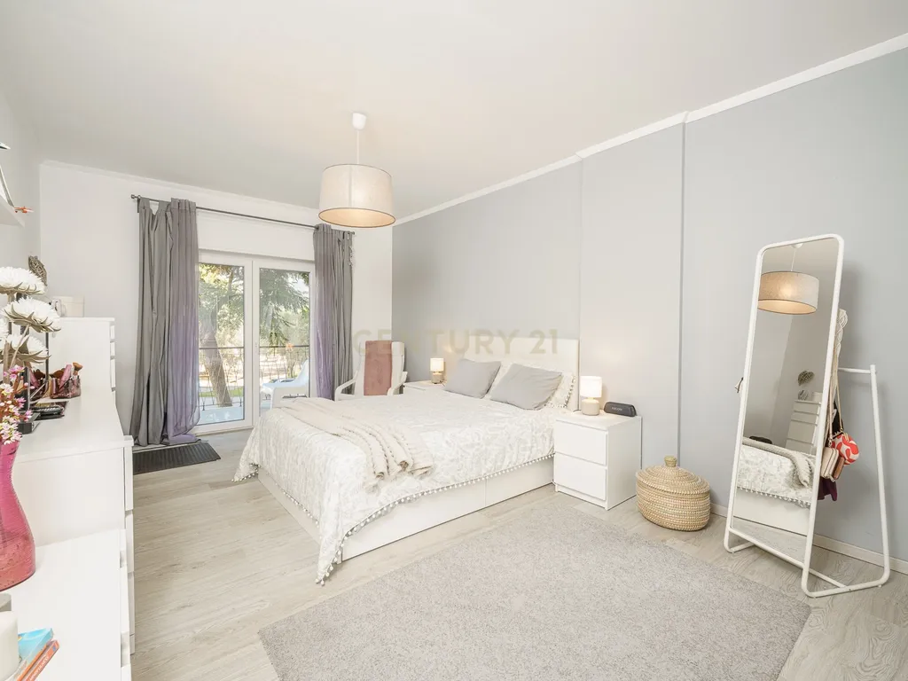 Apartamento T4 renovado | 175 m² | 3 varandas | Bairro do Liceu, Setúbal - Image 3