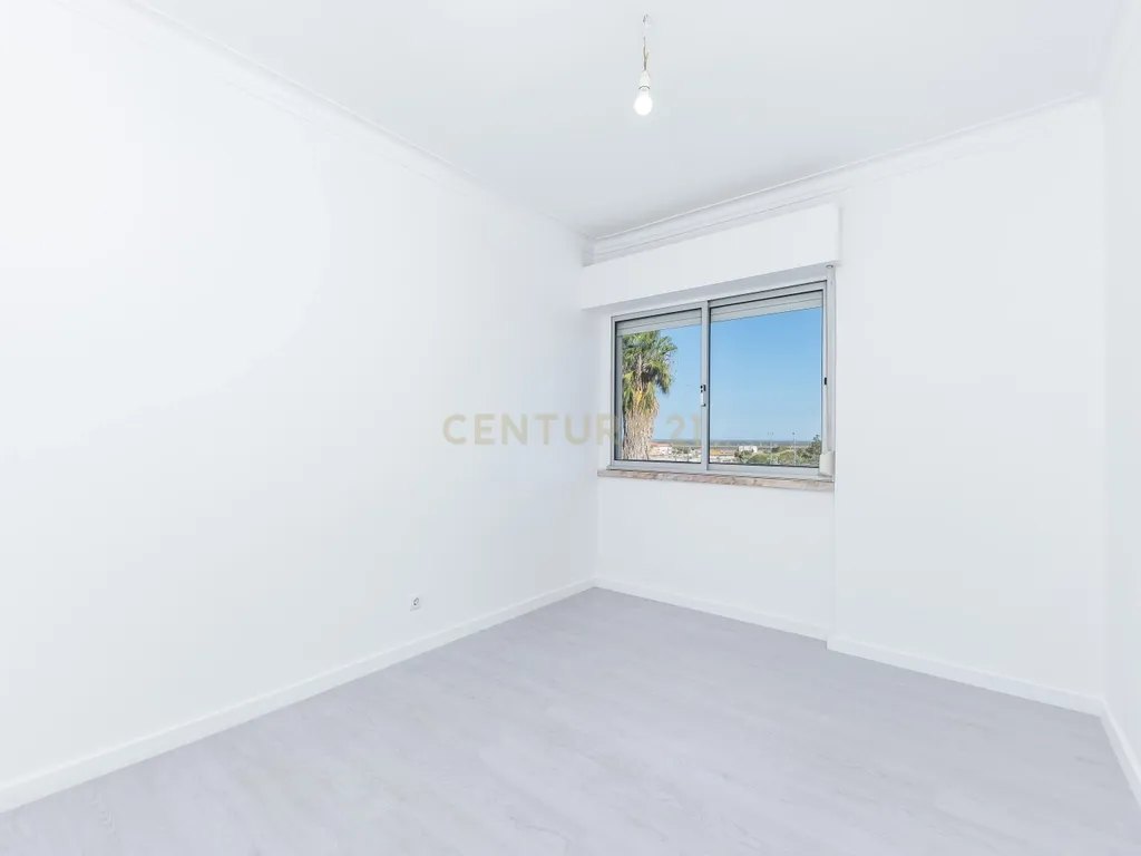 T3 Renovado na Póvoa de Santa Iria - Image 11