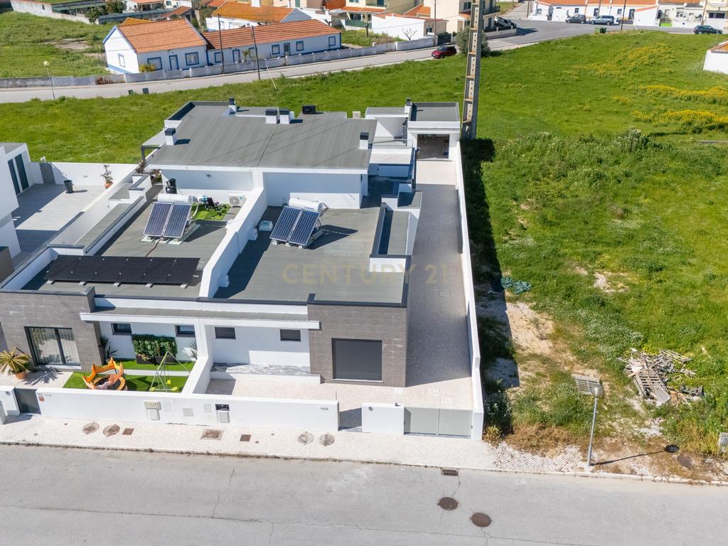 Moradia Térrea com piscina e quatro suites - Image 13
