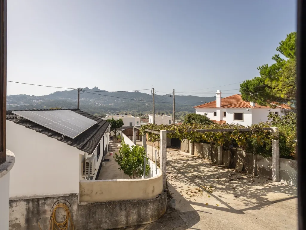 Duas moradias, um terreno com 650 m² e uma vista privilegiada para a Serra de Sintra - Image 18