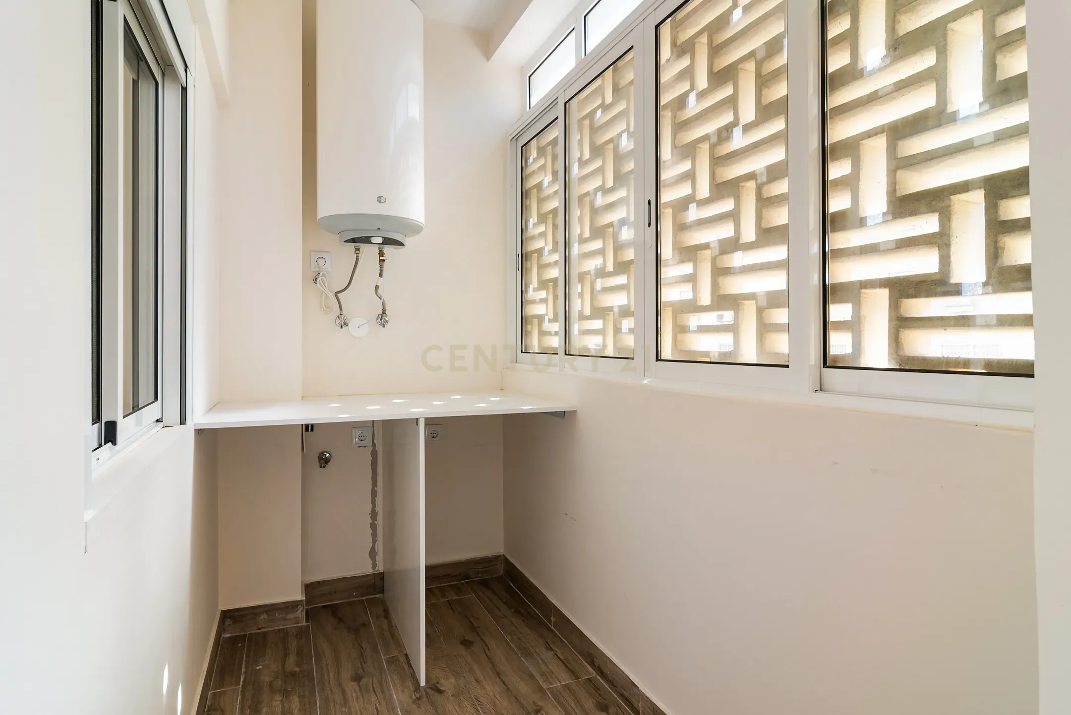 T2 com 130 m² para Arrendamento | Varanda com Vista para Jardim | Elevador - Image 12