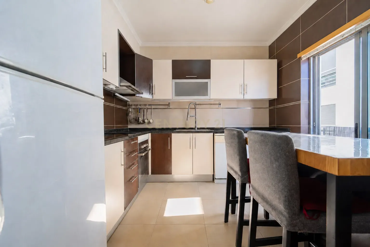 Fotografia 11 de Apartamento T2 Duplex em Olhão com 2 Lugares de Estacionamento e 2 Grandes Terraços, na Baixa de Olhão