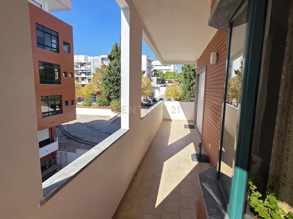 Apartamento T3 com 3 frentes na Ramalha com aquisição de BOX Ref. 0739-04677 ( Pragal ) Almada - Image 2