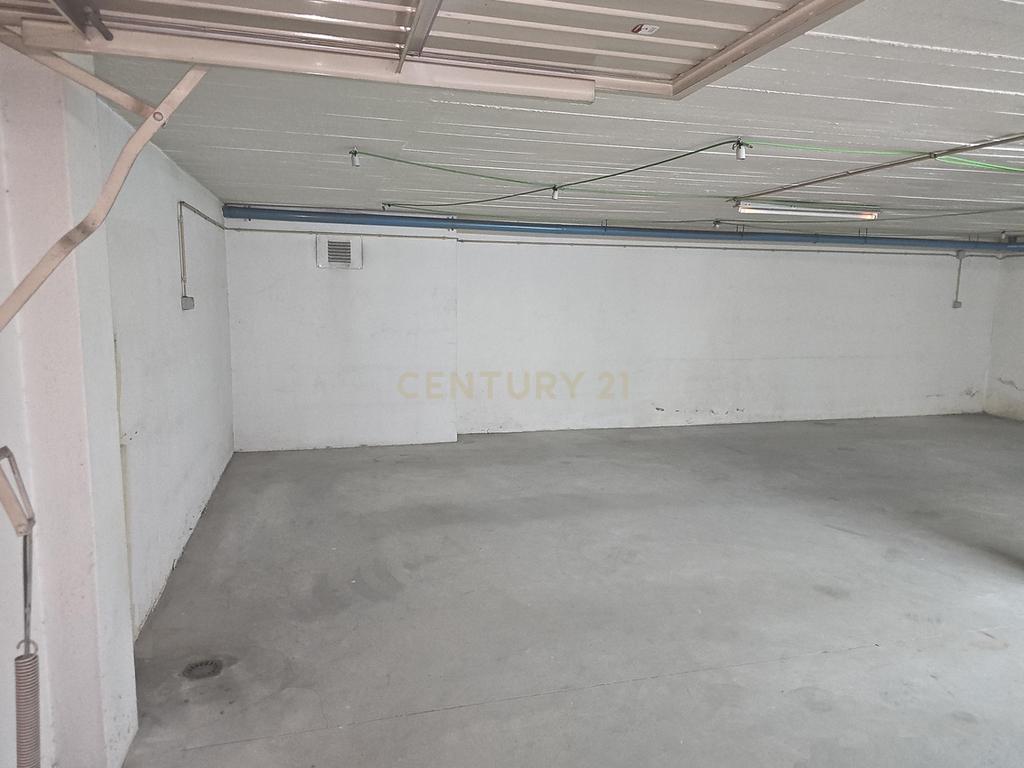 Oportunidade Única em Massamá – Garagem Ampla com Potencial de Oficina - Image 9