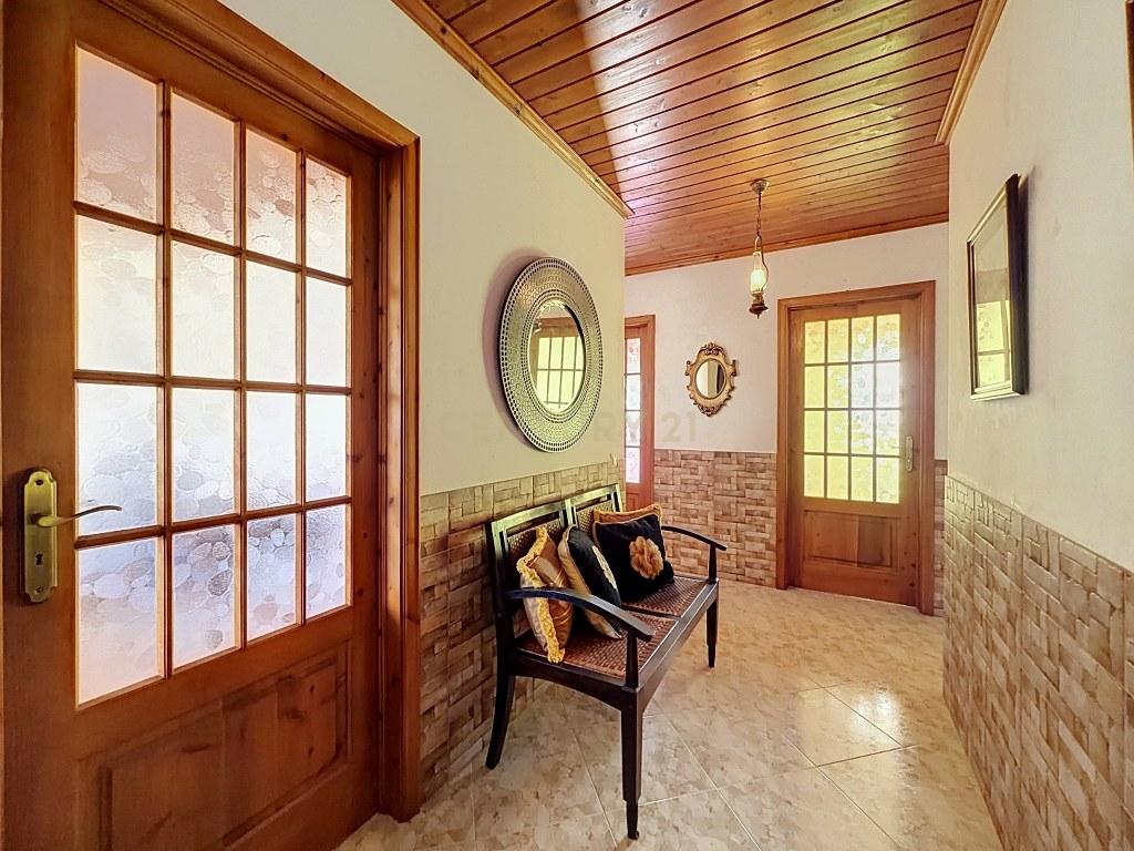 Moradia T3+1 térrea com garagem, jardim e amplo terreno — Aflitos, Fenais da Luz - Image 8