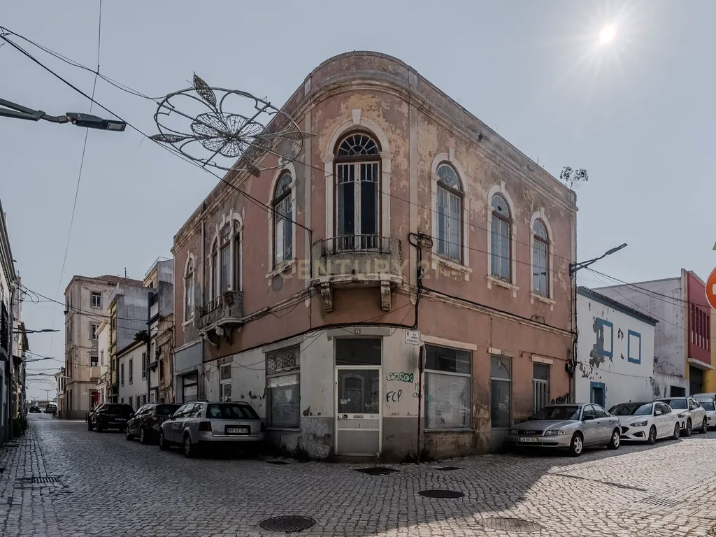 PRÉDIO PARA RECUPERAR, NO CENTRO HISTÓRICO DE PENICHE - Image 1