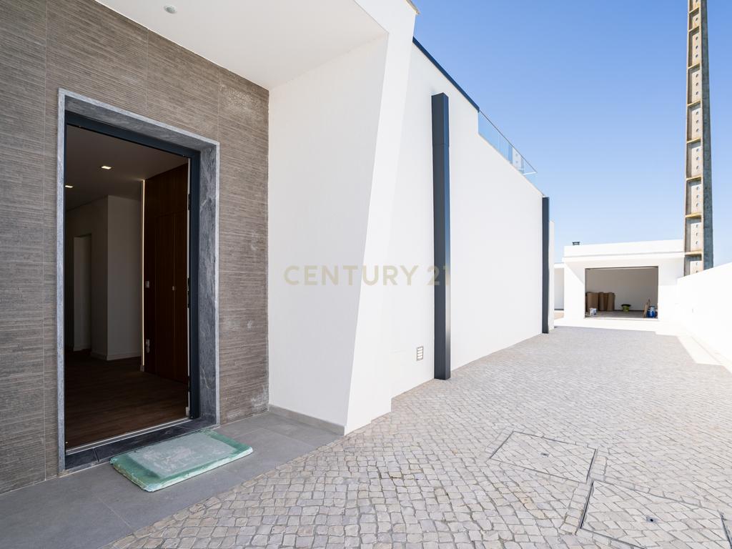 Moradia Térrea com piscina e quatro suites - Image 2