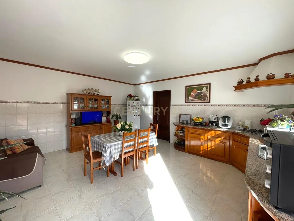 Exclusiva Moradia T4 Inserida em Lote de 753,5 m² nos Arrifes - Image 13