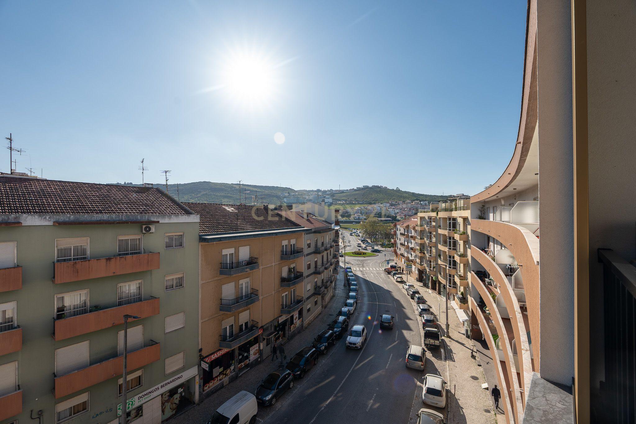 Apartamento T3+1 duplex, com terraço e estacionamento, no centro da cidade de Torres Vedras - Image 15