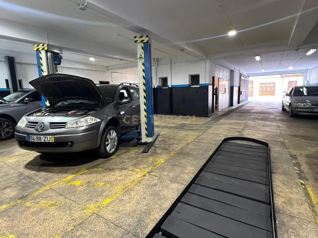 Oficina/Garagem para Trespasse - 316 m² - Rua de Costa Cabral - Image 4