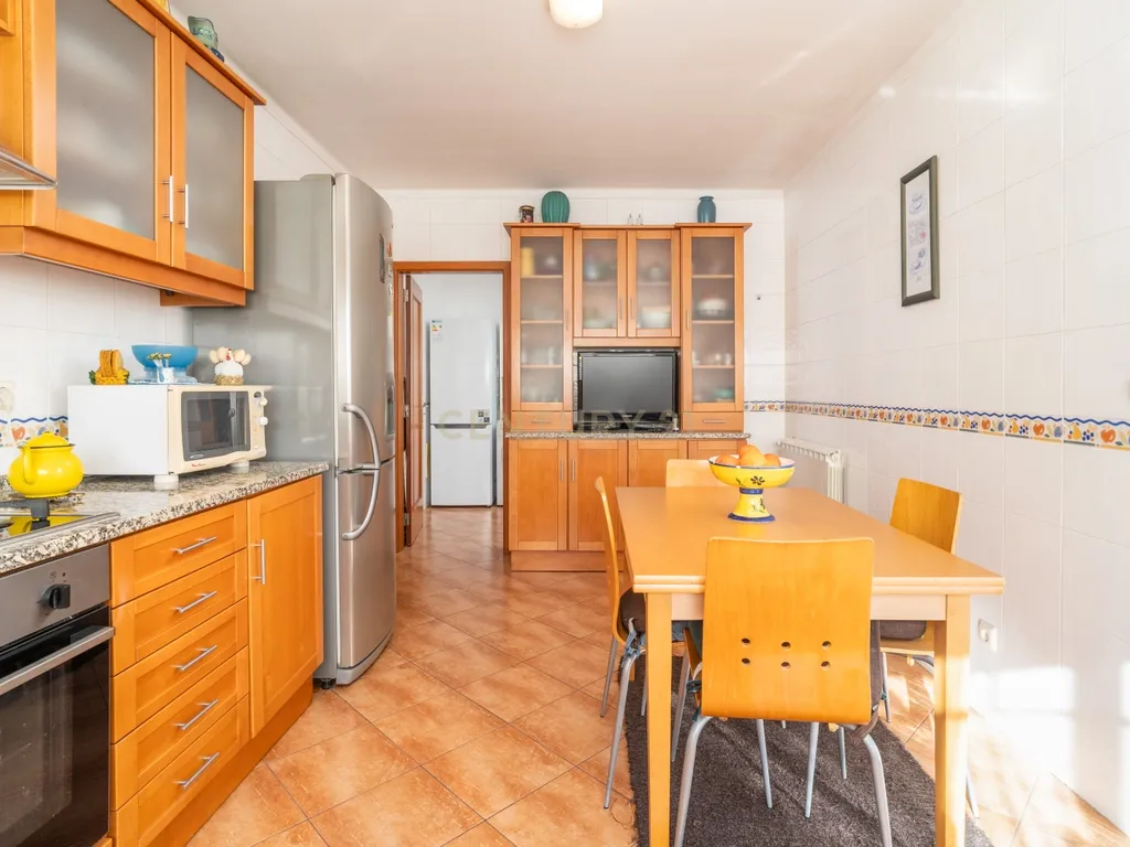 Moradia T4 com sótão versátil e excelentes acessos – uma oportunidade única - Image 6