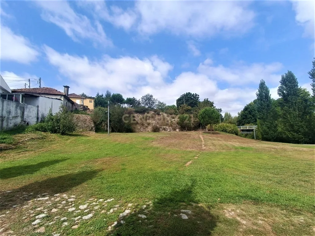 Moradia/ruína térrea em Santo Tirso com vista para o Parque de Geão - Image 17