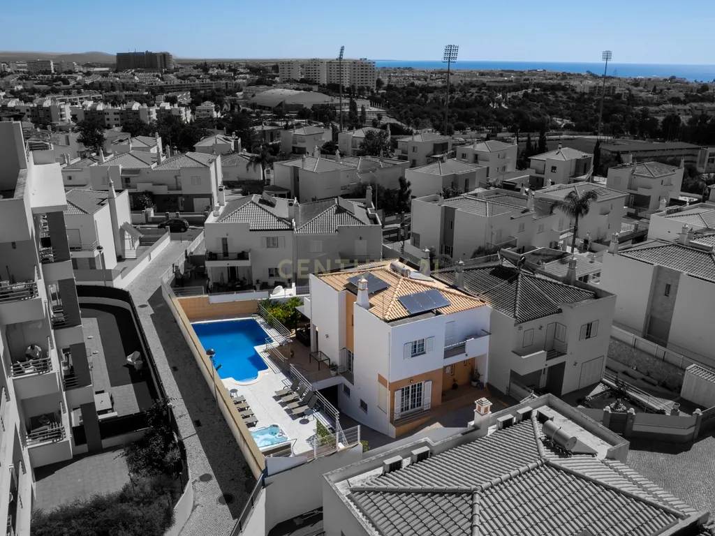 Moradia T4 com piscina, jacuzzi e garagem em Vale Pedras, Albufeira - Image 27