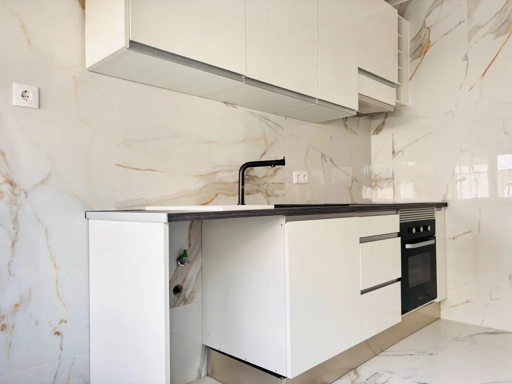 Arrendamento T2 Renovado em Almada com Varanda e Luz Natural - Image 5