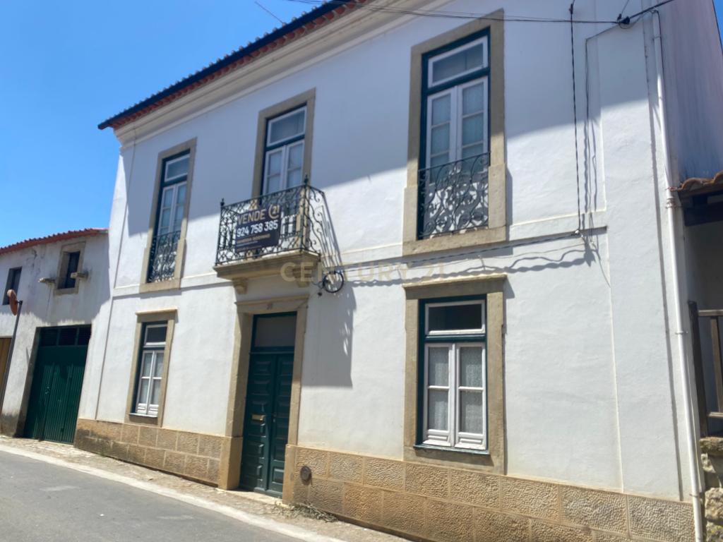 Casas Senhoriais Início Sec XIX + Terreno 4100m2 | 20 minutos de Coimbra - Image 2