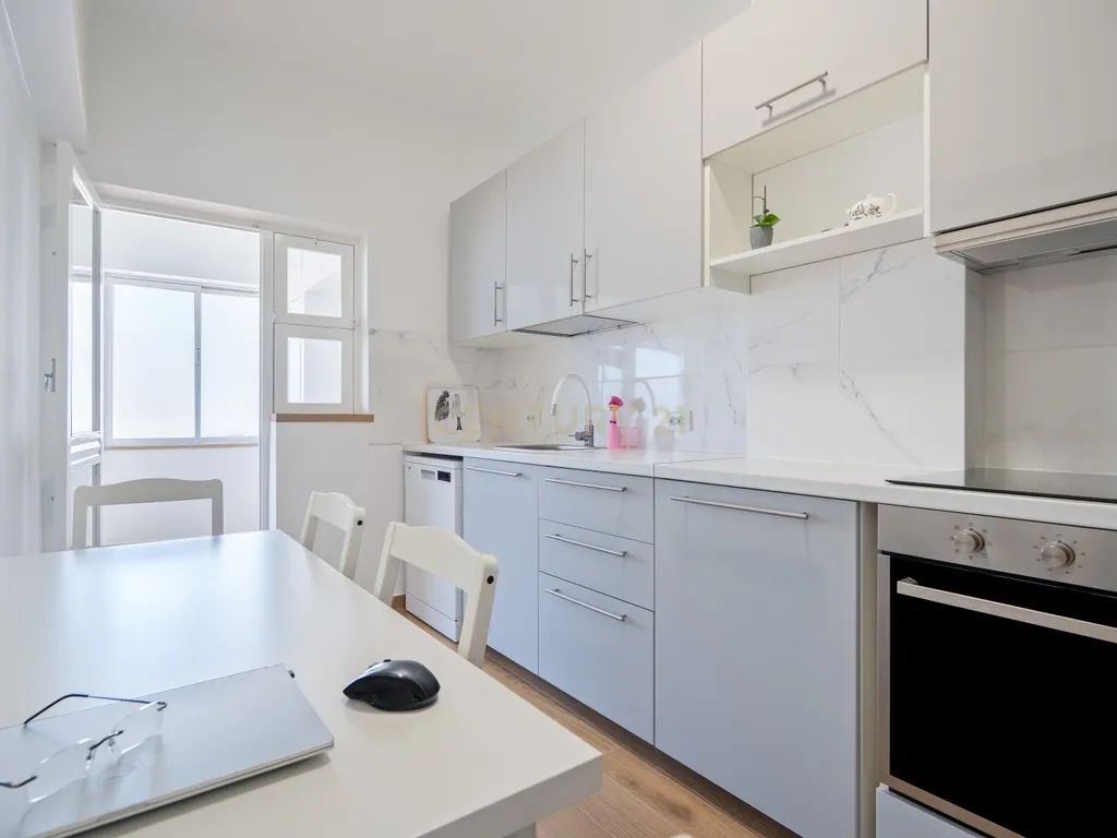 Apartamento T2 renovado em Portimão com varanda, 2 casas de banho e marquise espaçosa - Image 23