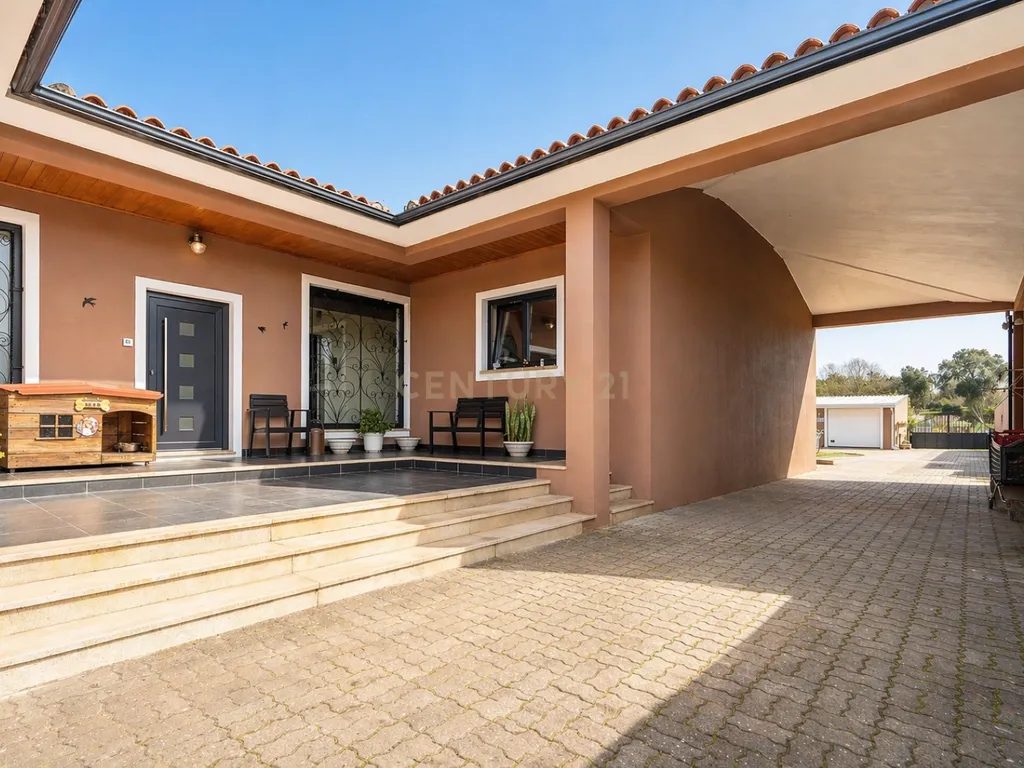 Moradia T3 terréa em bom estado com piscina,jardim,anexo,arrumação,quintal e vistas boas num local sossegado a 5 min de Lousã - Image 11