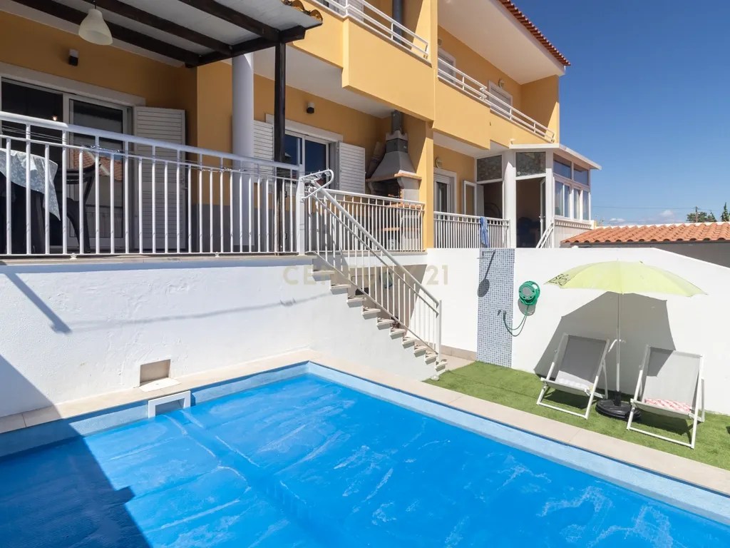 Moradia T3 com Piscina e Excelentes Áreas nos Foros de Amora - Image 1