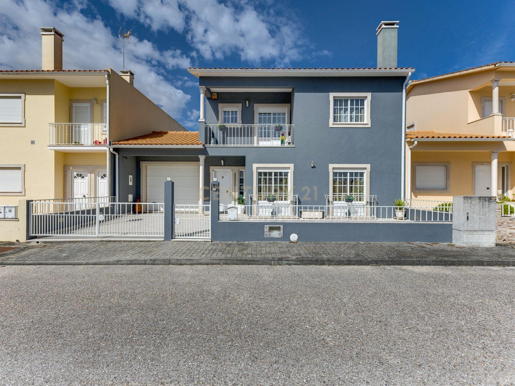 Casa Moderna em Vila de Rei com 4 Quartos e Segurança Avançada - Image 10