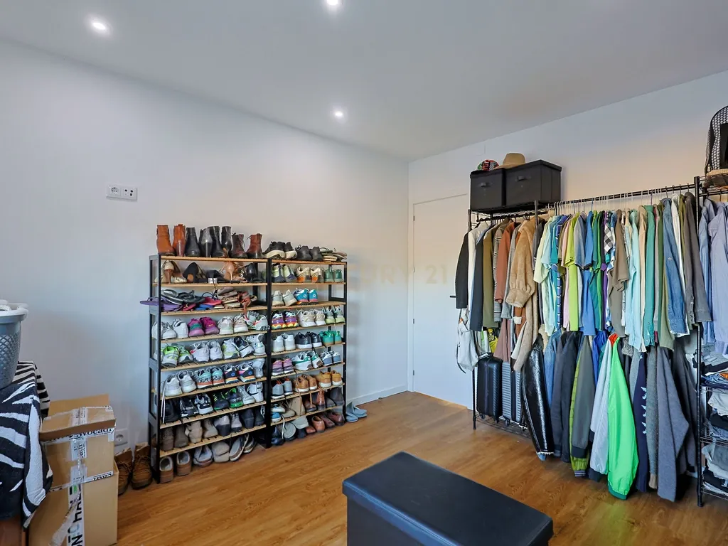 Apartamento T3 Duplex Remodelado no Centro de Corroios - Image 15