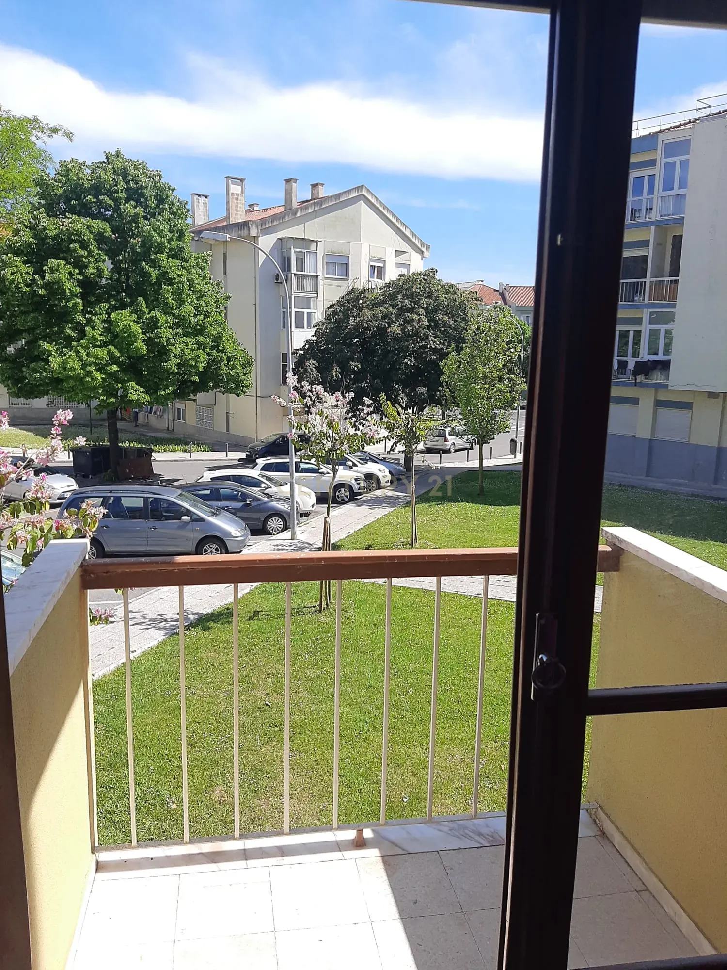 Oportunidade Única em Carnaxide - T3 - Imóvel para remodelar com Excelente Localização - Image 7