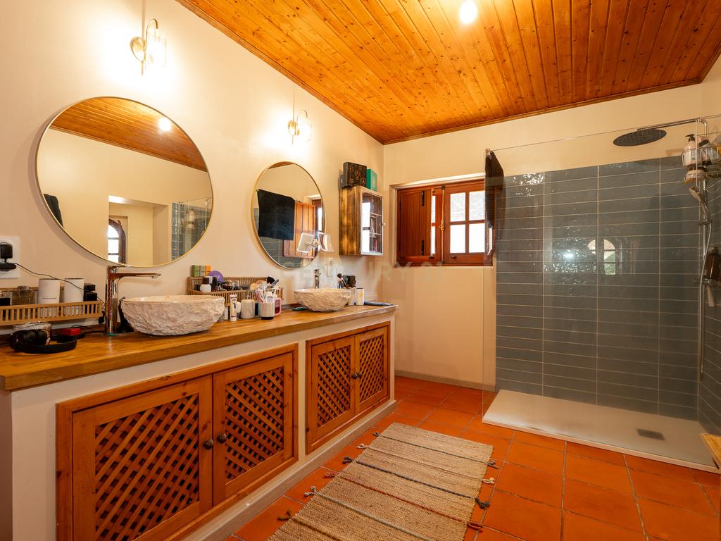Fabulosa Quinta com lote de terreno de 22.381 m2, onde se encontra inserida uma moradia composta por dois pisos, com uma área bruta de 623 m2, uma área útil de 304 m2 e uma área bruta dependente de 319 m2, localizada em Santo Isidro de Pegões, na zona de Pegões, a pouca distância das belas praias de Setúbal. - Image 52