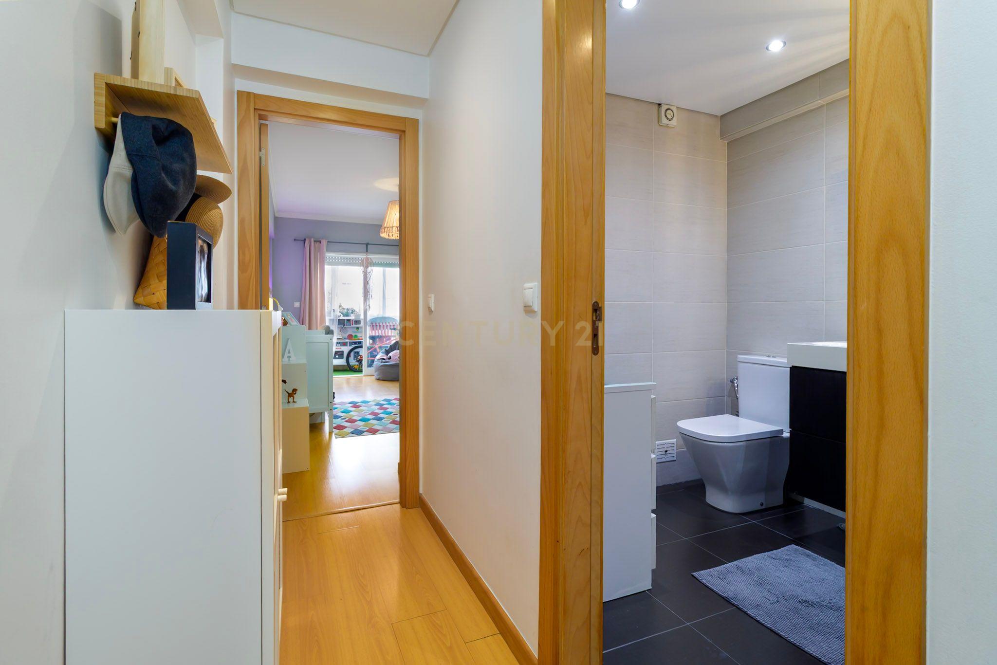 Fotografia 11 de Apartamento T2 Remodelado - Ótima localização