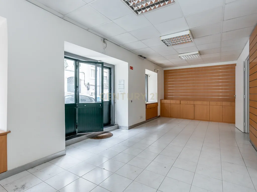 Loja/Escritório com apartamento de 150m2 com acesso a pessoas de mobilidade reduzida - Image 1