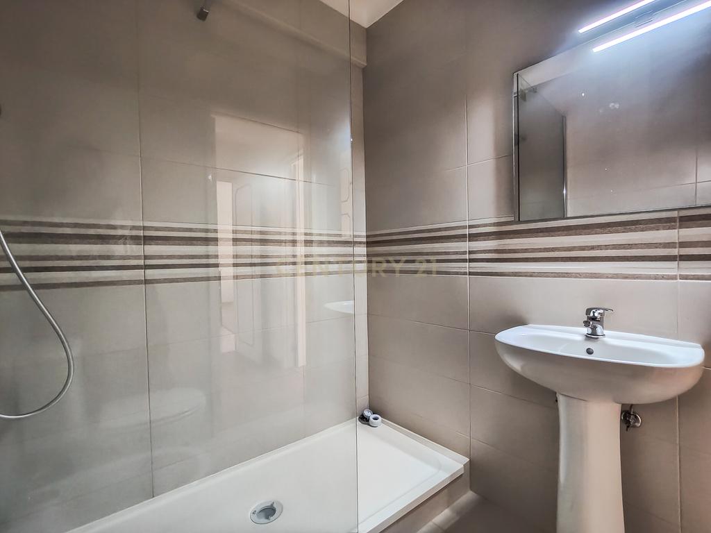 Apartamento T1 na Parede a menos de 200 metros da praia - Image 16