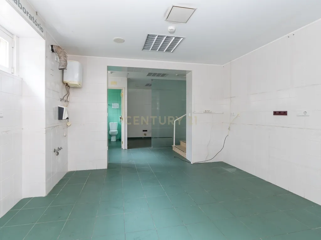 Loja para Arrendamento na Prestigiada Avenida João XXI – Lisboa - Image 6