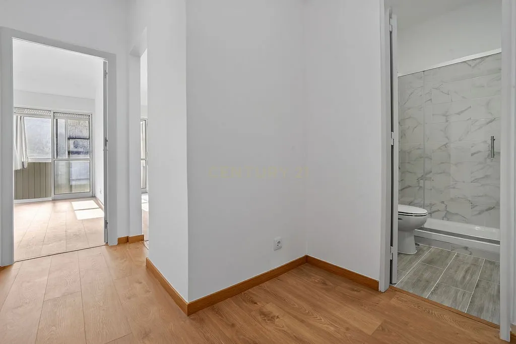 T1 Renovado em Campo de Ourique, Lisboa - Image 1