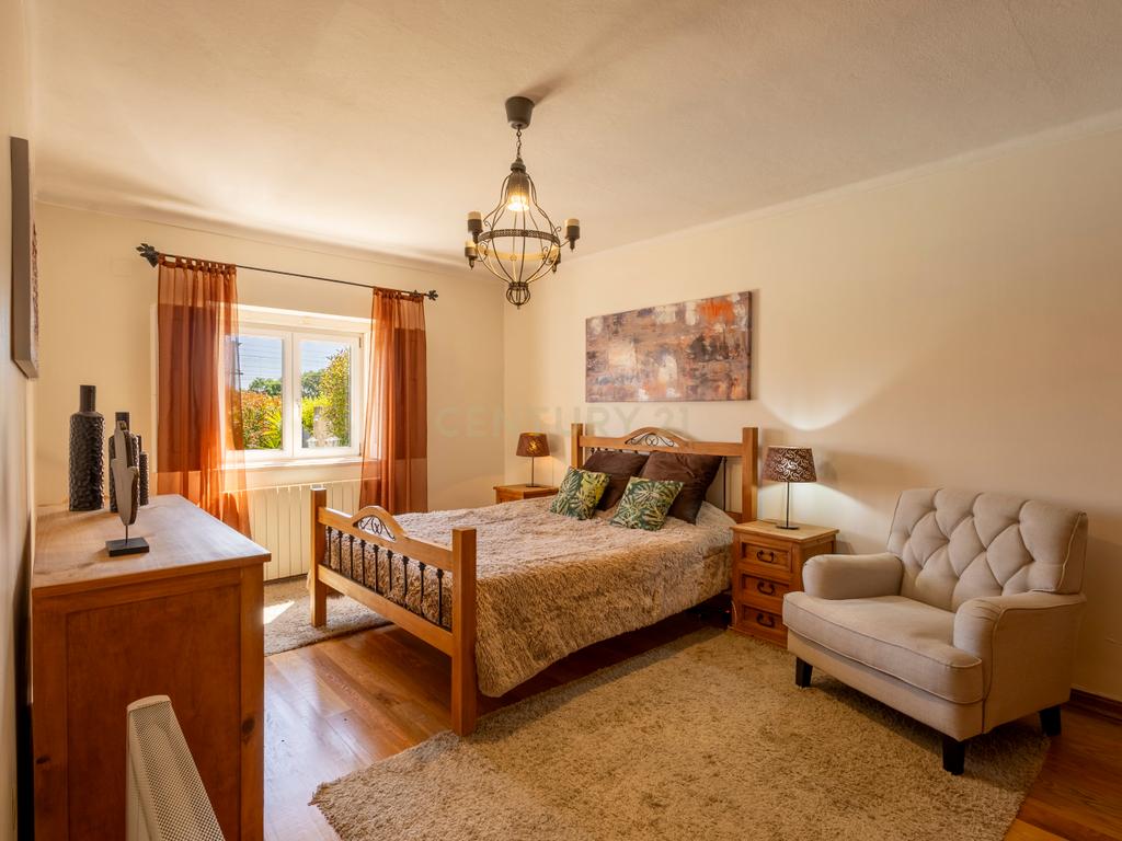 Moradia T5 Térrea com Piscina, Garagem e Lote de 2000 m² – Venda do Alcaide - Image 15