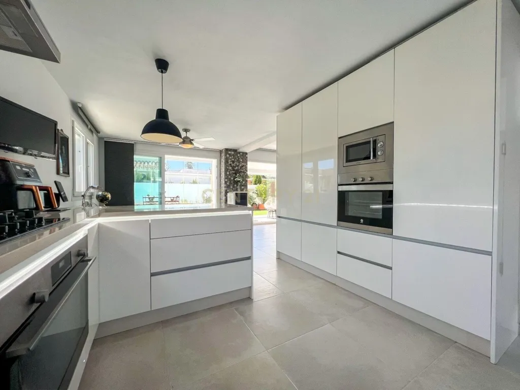 Elegante moradia de 3 quartos com vista para o mar em Costalita, Marbella - Image 12