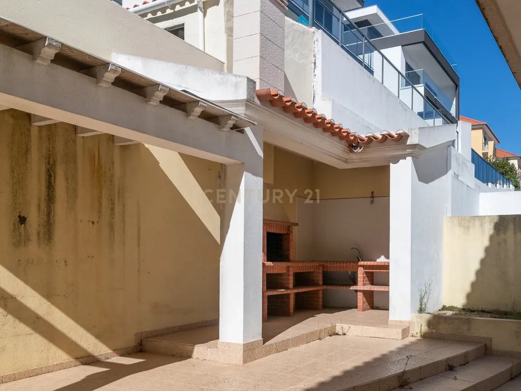 Moradia T4+1 | 368 m² | Garagem para 4 Viaturas | Casal do Bispo, Famões - Image 33