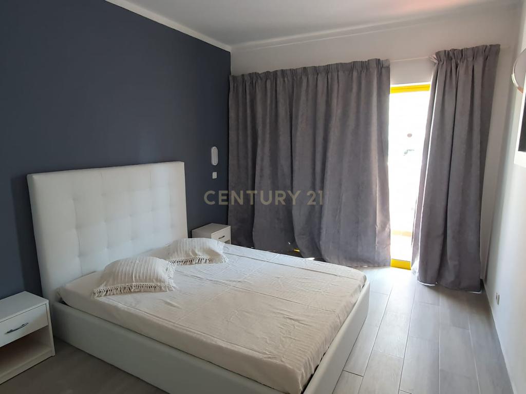 NÃO PERCA ESTA GRANDE OPORTUNIDADE! FANTÁSTICO APARTAMENTO T1 ESPAÇOSO TOTALMENTE REMODELADO EM CONDOMINIO FECHADO COM AMPLA VARANDA, PISCINA, RECEPÇÃO E SEGURANÇA 24H A PASSOS DA PRAIA! - Image 10