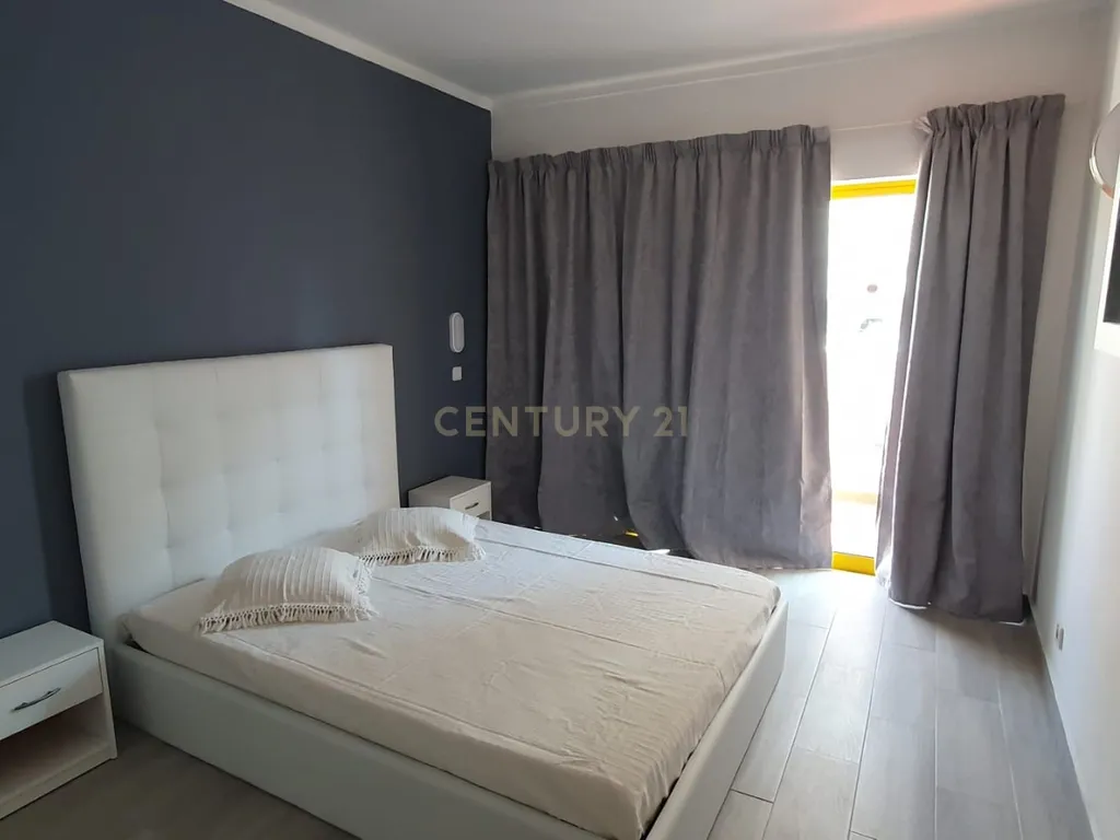 NÃO PERCA ESTA GRANDE OPORTUNIDADE! FANTÁSTICO APARTAMENTO T1 ESPAÇOSO TOTALMENTE REMODELADO EM CONDOMINIO FECHADO COM AMPLA VARANDA, PISCINA, RECEPÇÃO E SEGURANÇA 24H A PASSOS DA PRAIA! - Image 10