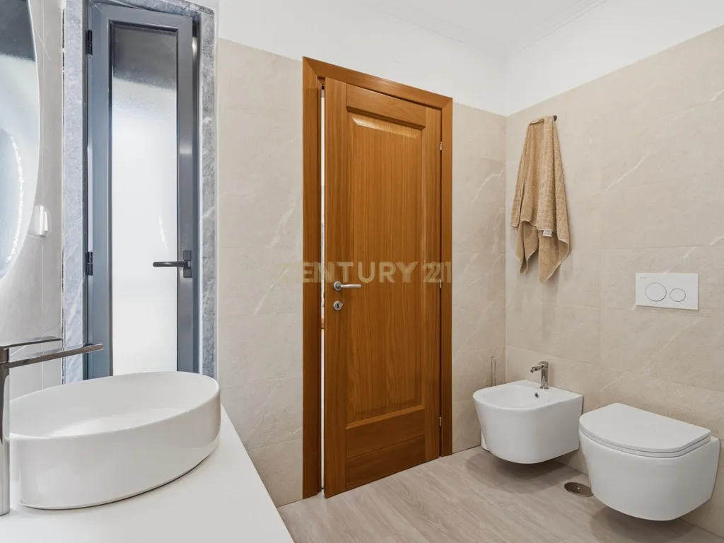 Elegante Apartamento T3 no Estoril com Box Fechada para 3 carros a poucos metros da praia - Image 28