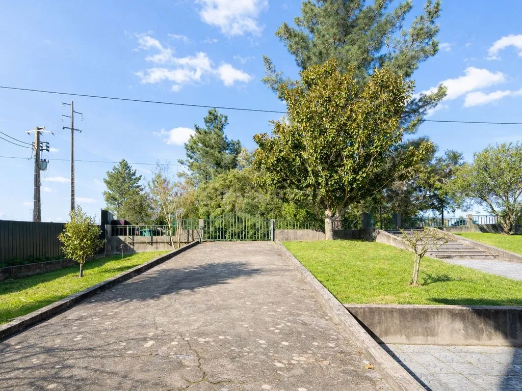 OPORTUNIDADE ÚNICA NA LOUSÃ – MORADIA COM GRANDE POTENCIAL (habitação e comércio) - Image 79