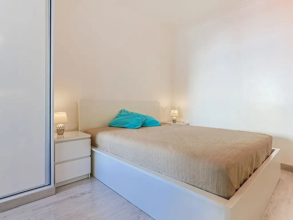 Apartamento T0 na Costa da Caparica, perto de transportes e serviços. - Image 1