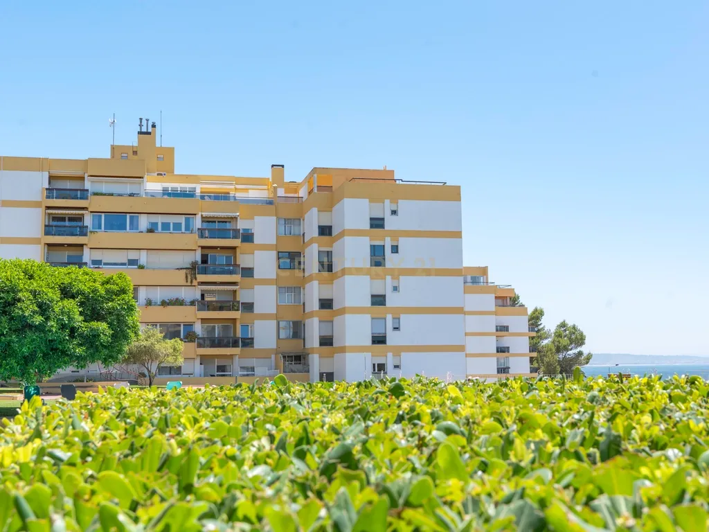 Apartamento T3 com Vista Mar em Oeiras - Image 1