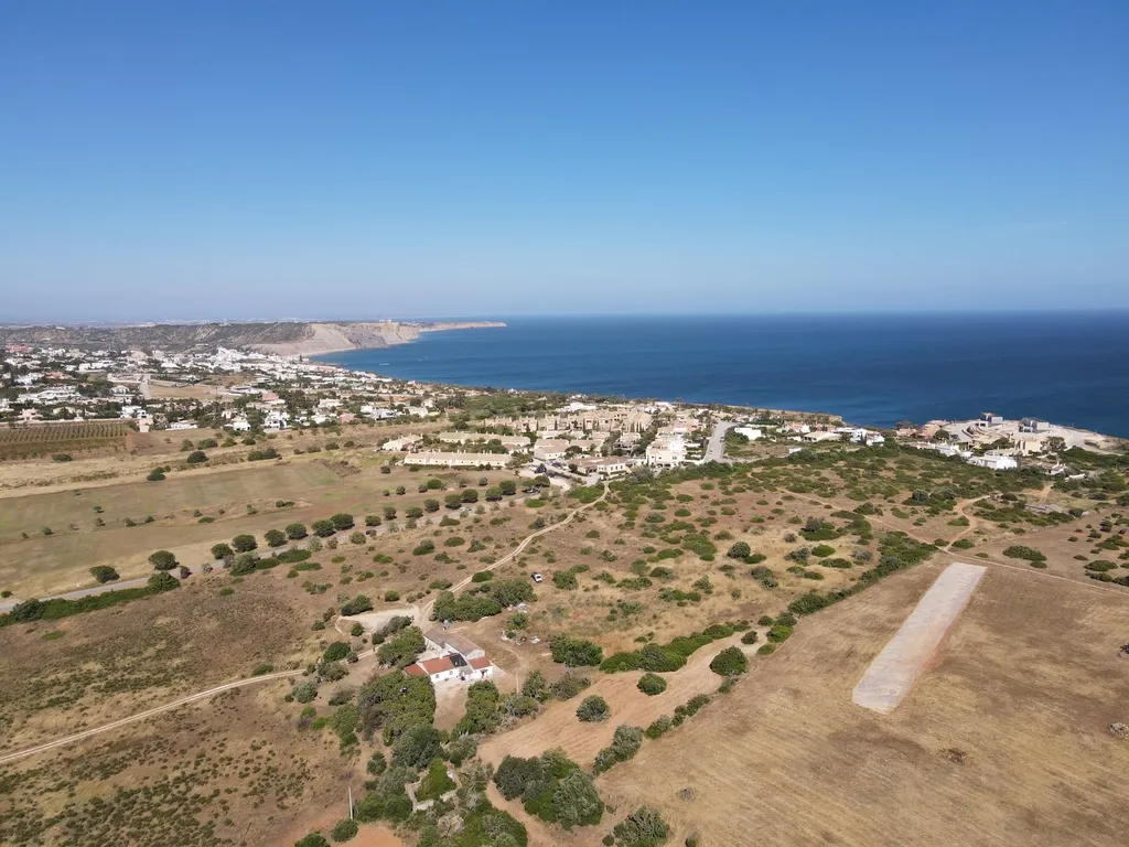 Terreno Exclusivo com Ruína para Reconstrução entre a Praia da Luz e Burgau - Image 3