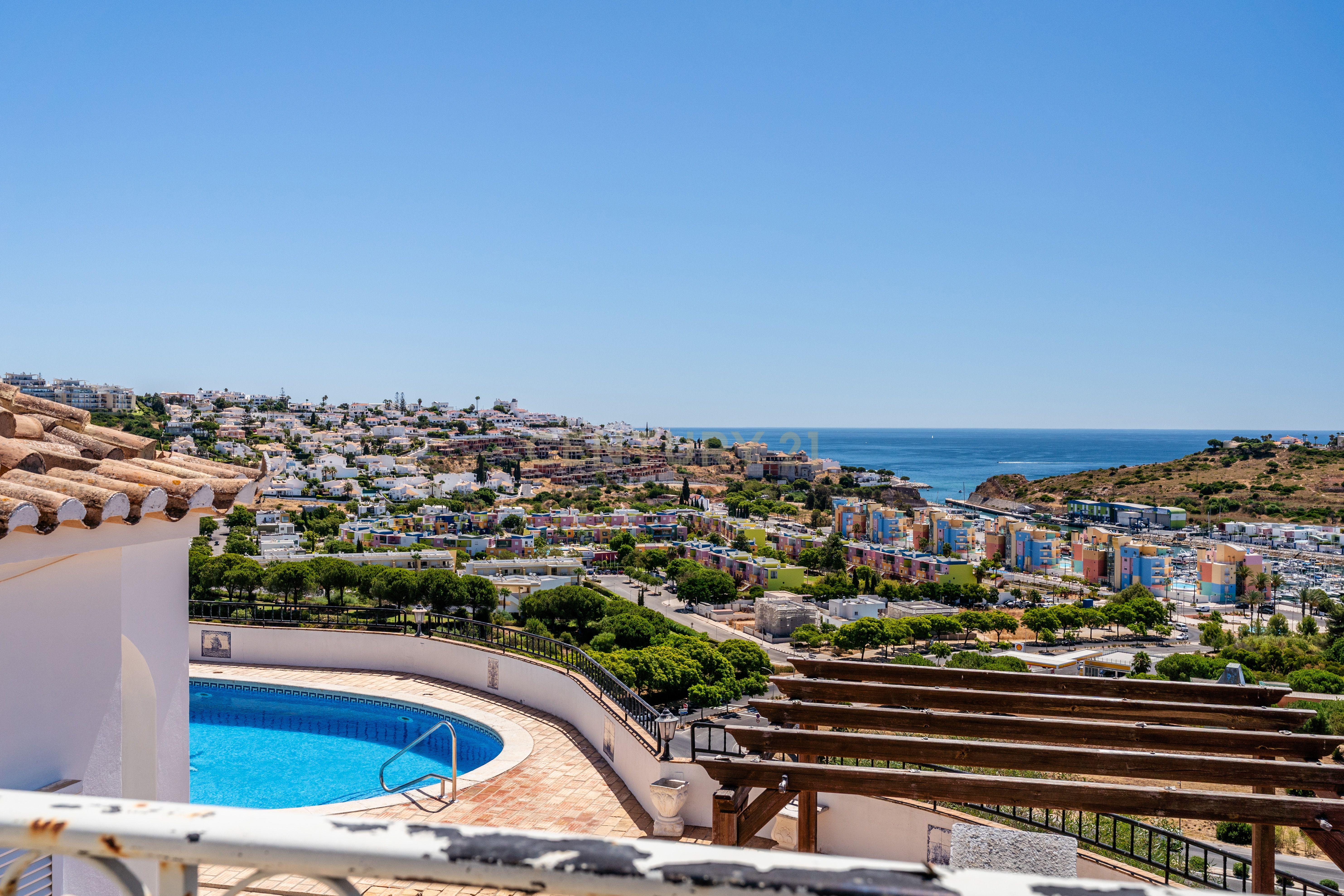 Fotografia 10 de Moradia com Vista Panorâmica para o Mar e Marina de Albufeira | Terreno urbano de 5.268 m² no Cerro d'Águia
